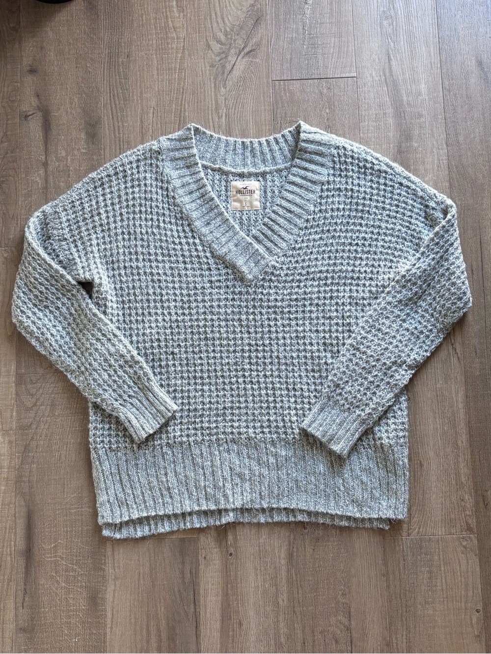 Hollister V-Neck Knit Longsleeve Sweater in Grey